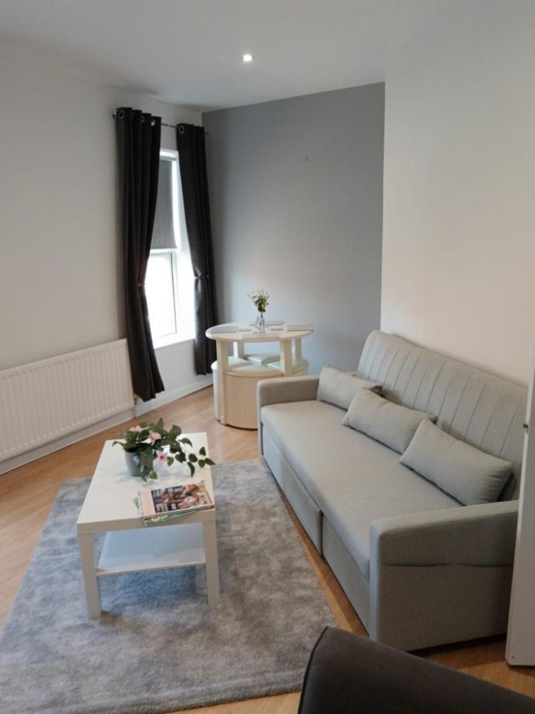 Welcome To This Flat كيترينج المظهر الخارجي الصورة